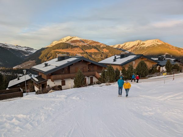 Winterwanderweg vorm Haus